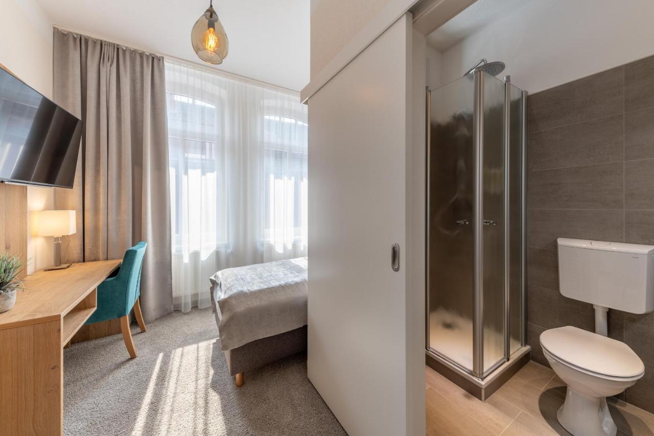 24/7 Selfcheckin Hotell Leer Exteriör bild